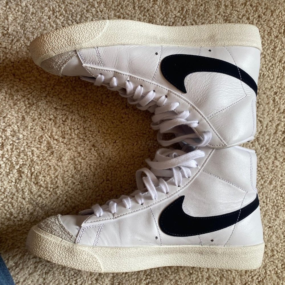 Nike Women's Blazer Mid 77 Shoes